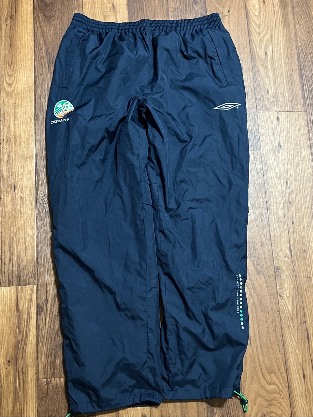 Umbro Ireland National Track Pants Mens Size XL Football Soccer Training Pants